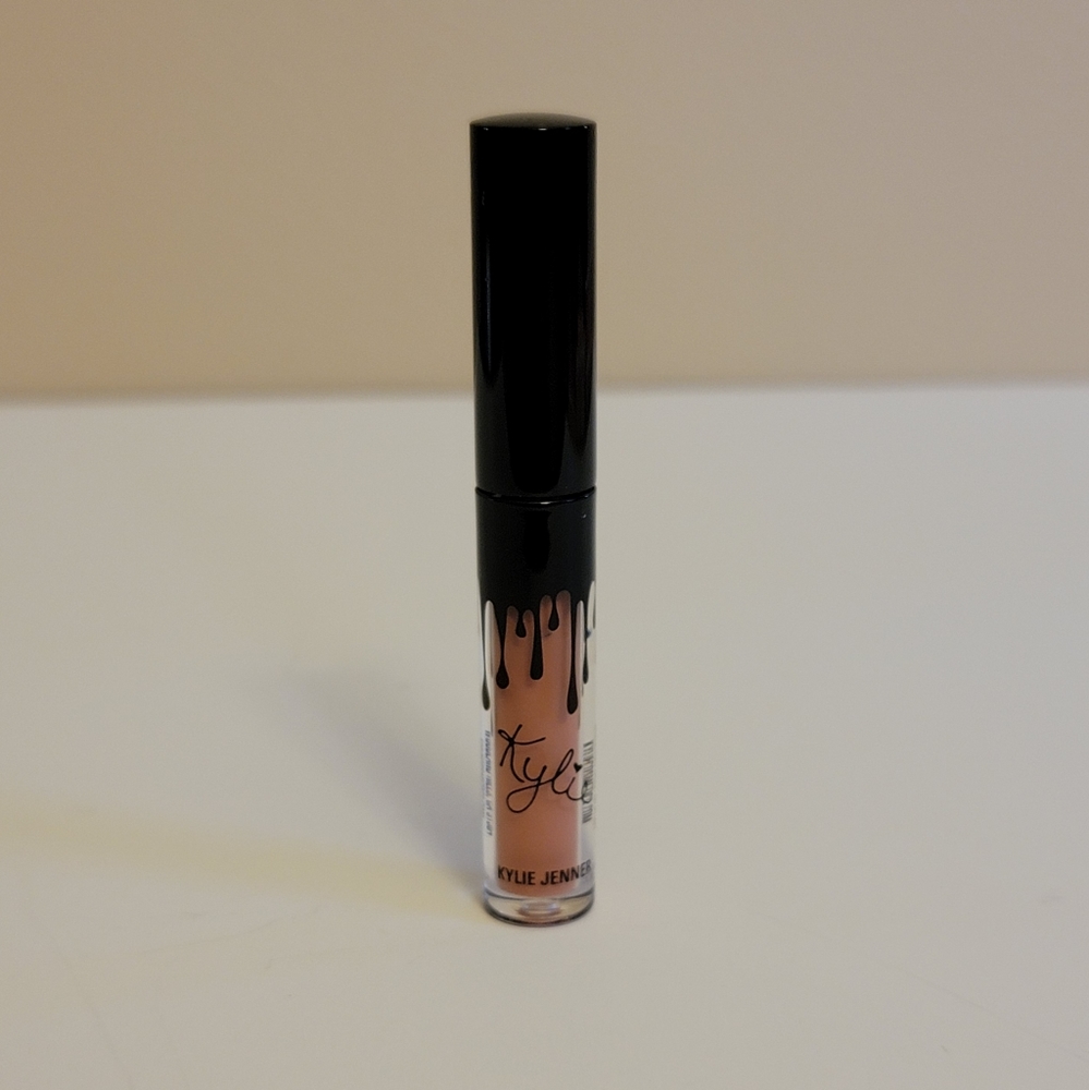 Kylie Jenner "QUEEN Matte" Mini Lipstick